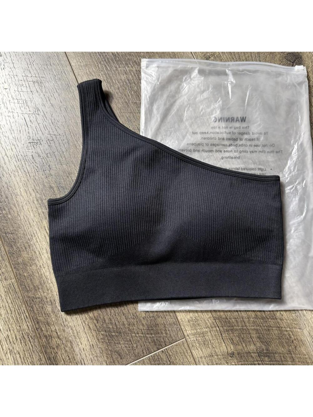 OQQ ribbed black sports bra neon